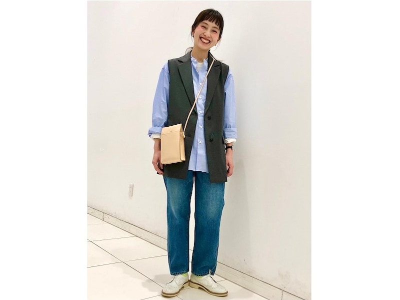 ブルーのシャツを重ねて、清潔感もあるレイヤードコーデに　出典：StyleHint