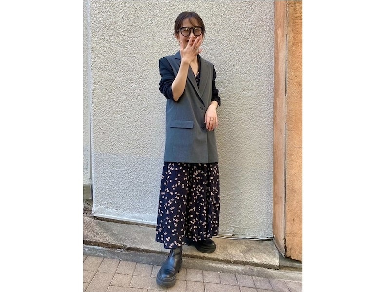 メンズライクなジレにフェミニンなワンピースでミックスコーデ　出典：StyleHint