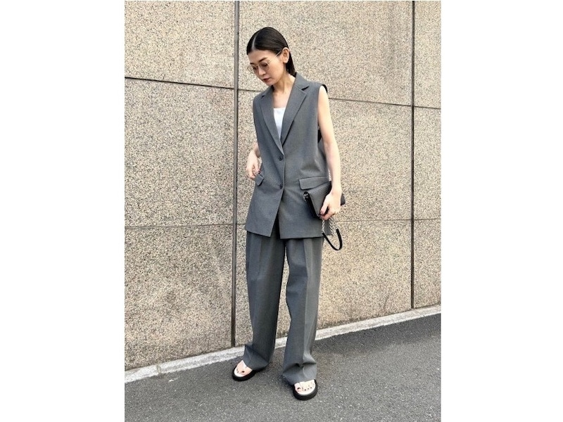 ジレ、タック入りワイドパンツとともにゆったりとしたサイズ感で揃えて　出典：StyleHint