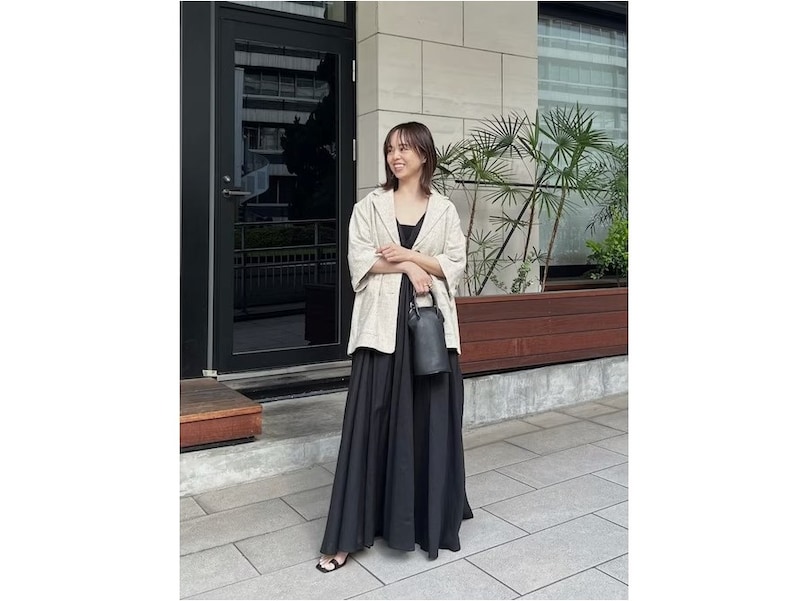 ボリューミーな黒ワンピにメンズライクなジャケットでメリハリを　出典：WEAR