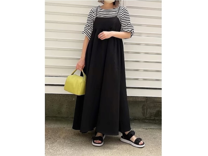 肩紐が細く、どんなアイテムともレイヤードしやすいキャミソールワンピース　出典：WEAR