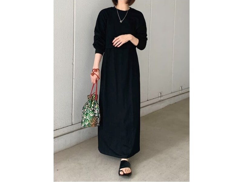 ウエストが絞られているデザインは体型をきれいに見せてくれる　出典：WEAR