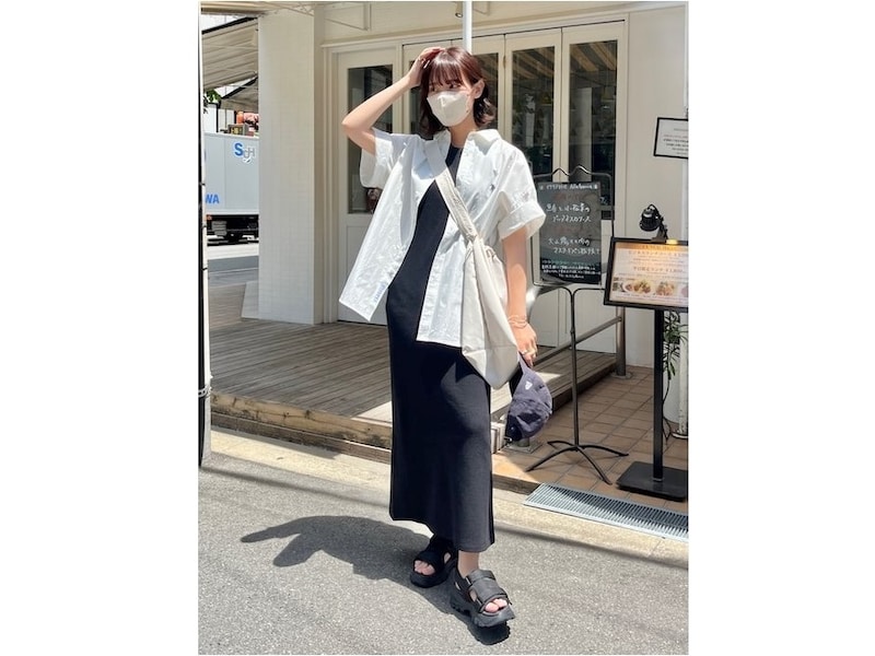 前を開けてワンピースに羽織ると休日コーデにぴったり　出典：WEAR