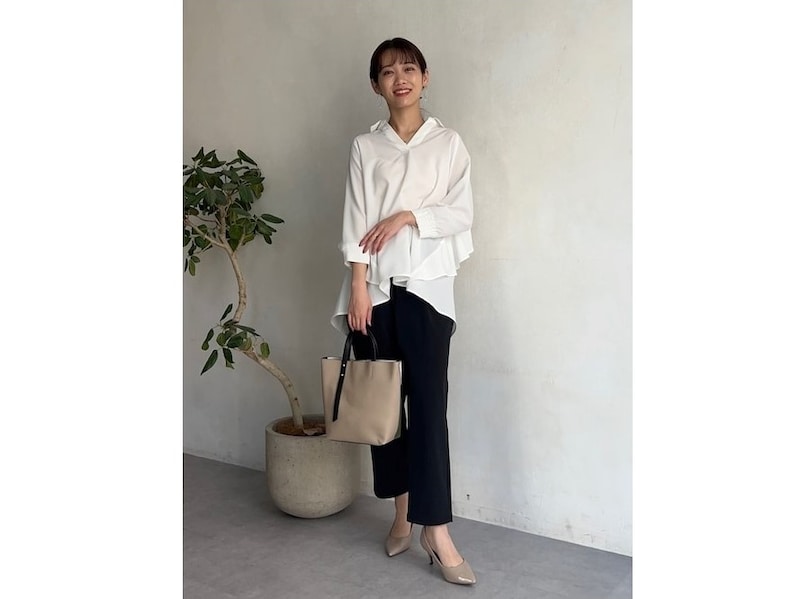 甘めのバックフリルもモノトーンで大人にちょうどいいきれいめコーデに　出典：WEAR