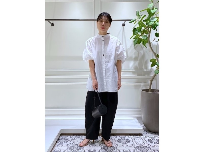 シンプルなモノトーンだからこそシルエットを楽しんで　出典：WEAR