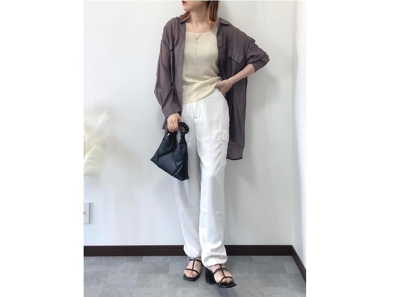 シャツをさらりと羽織って大人な印象に仕上げて　出典：WEAR