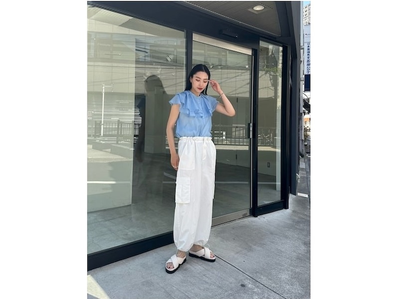 甘めのトップスとカジュアルなカーゴパンツは相性◎　出典：WEAR