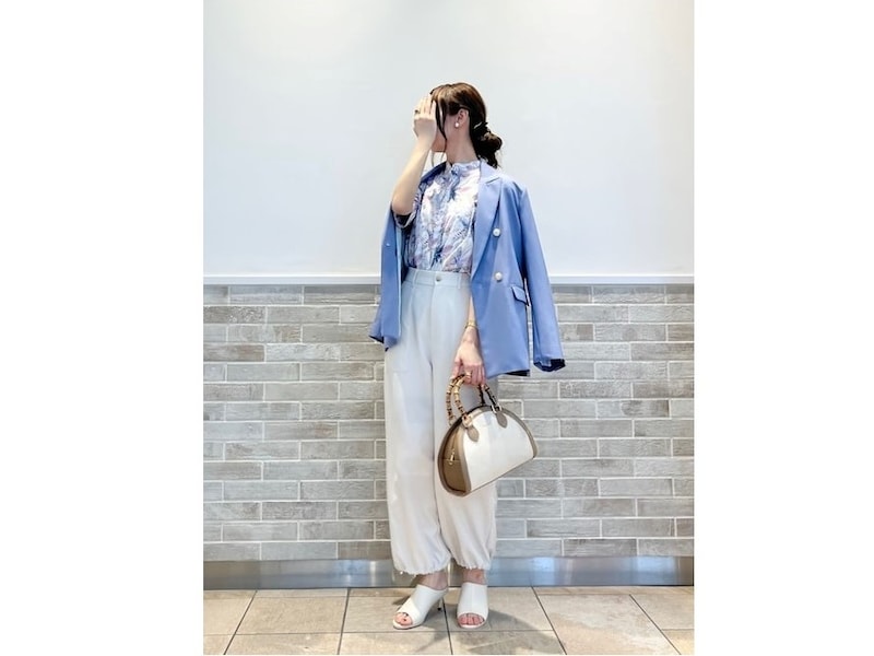 きれいめジャケットを羽織って大人のカーゴパンツコーデ　出典：WEAR