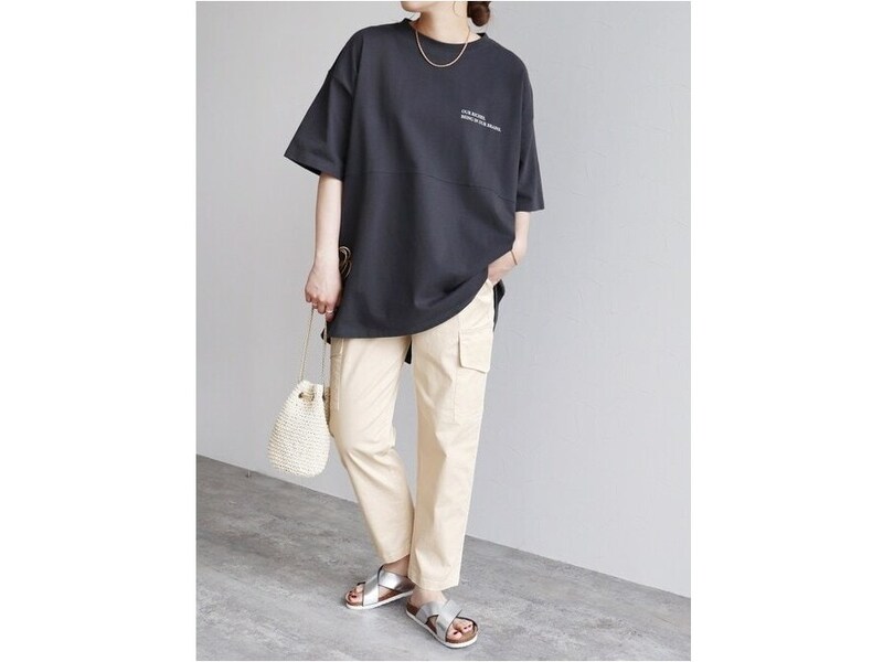 ゆったりとしたTシャツを今年らしいカーゴパンツで旬コーデに　出典：WEAR