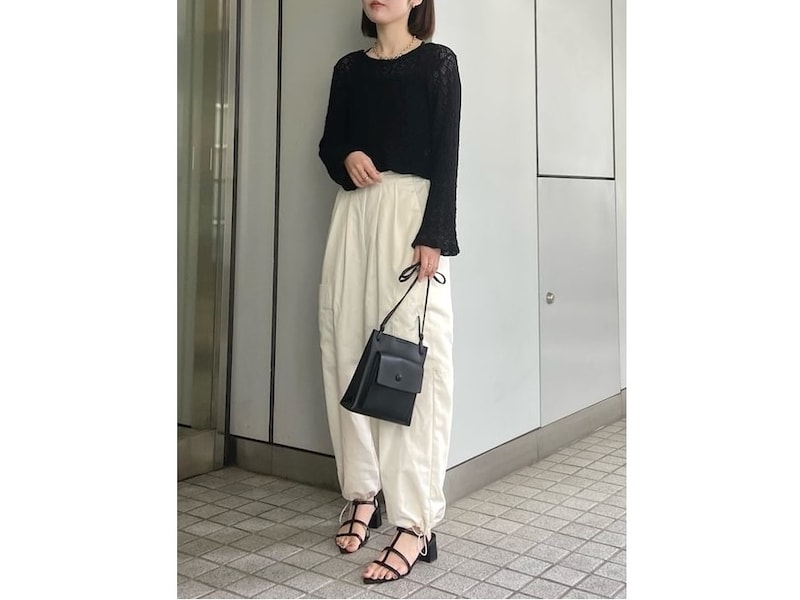 カジュアルなカーゴパンツは透け感のあるフェミニントップスでおしゃれに　出典：WEAR