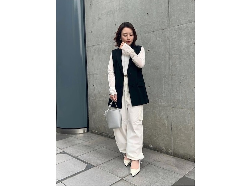 カーゴパンツの太めシルエットに、ジレを合わせてシャープさをプラス　出典：WEAR