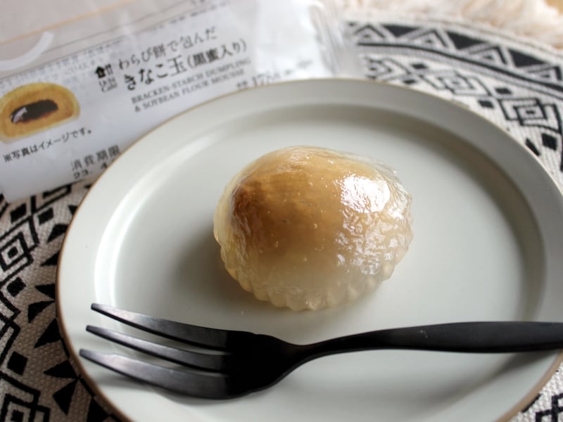 ローソン「わらび餅で包んだ　きなこ玉（黒蜜入り）」