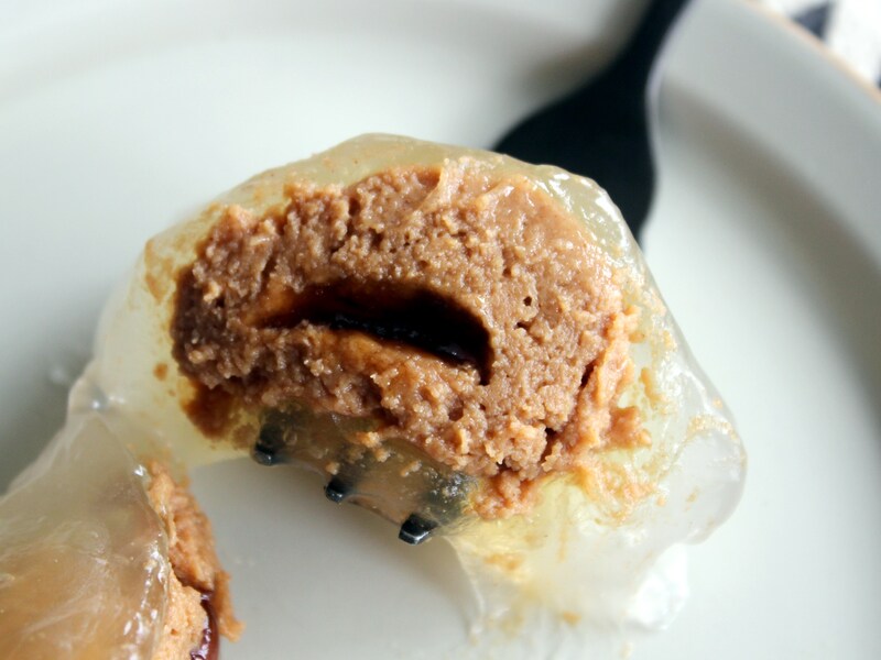 ローソン「わらび餅で包んだ　きなこ玉(黒蜜入り)」