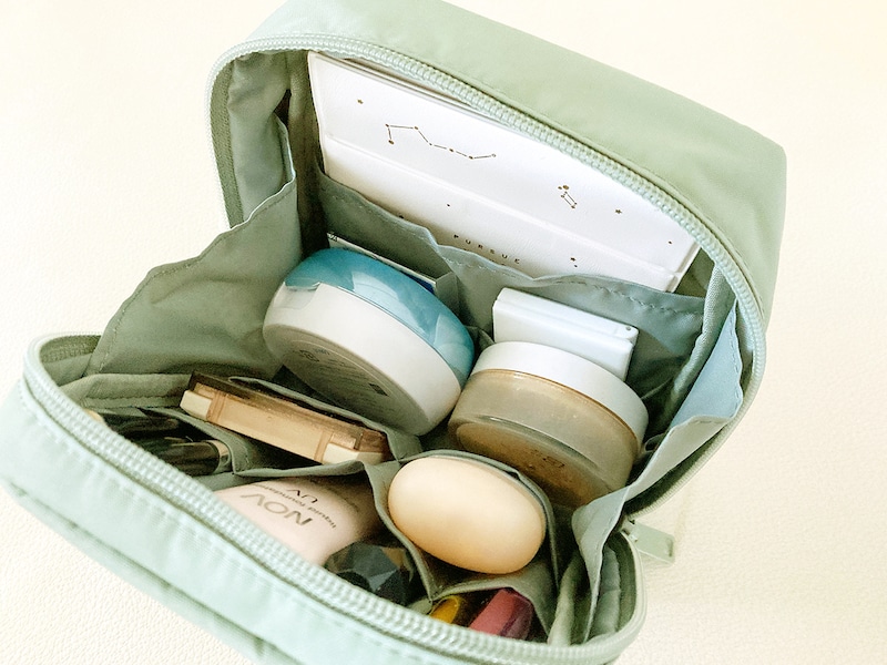 無印の自立するポーチ