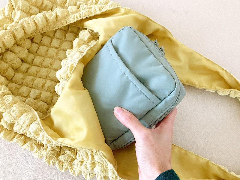 無印の自立するポーチ