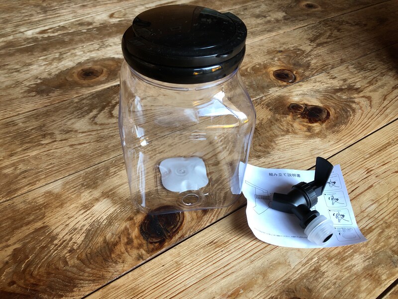 セリアの「ウォータージャグ」は本体と蛇口が別になっている