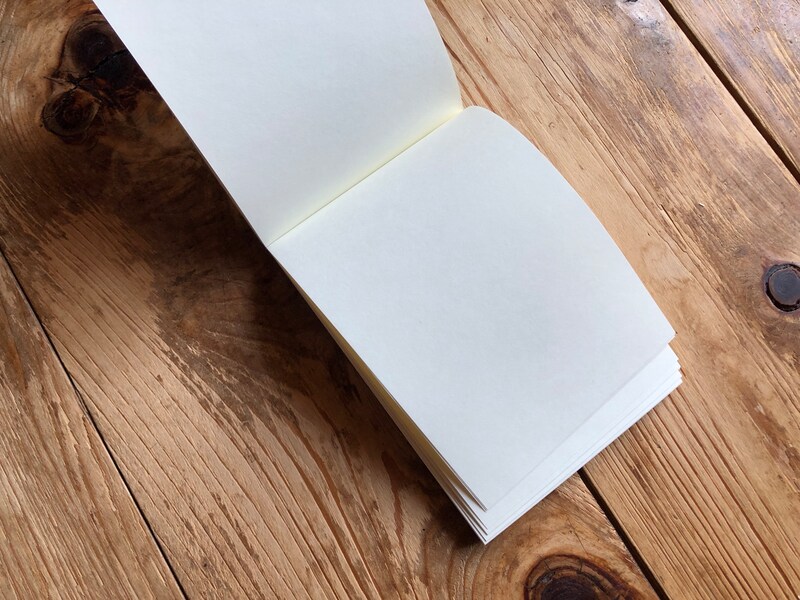 セリアの「B7 メモ　無地　130枚　SOMNIUM」は無地タイプ