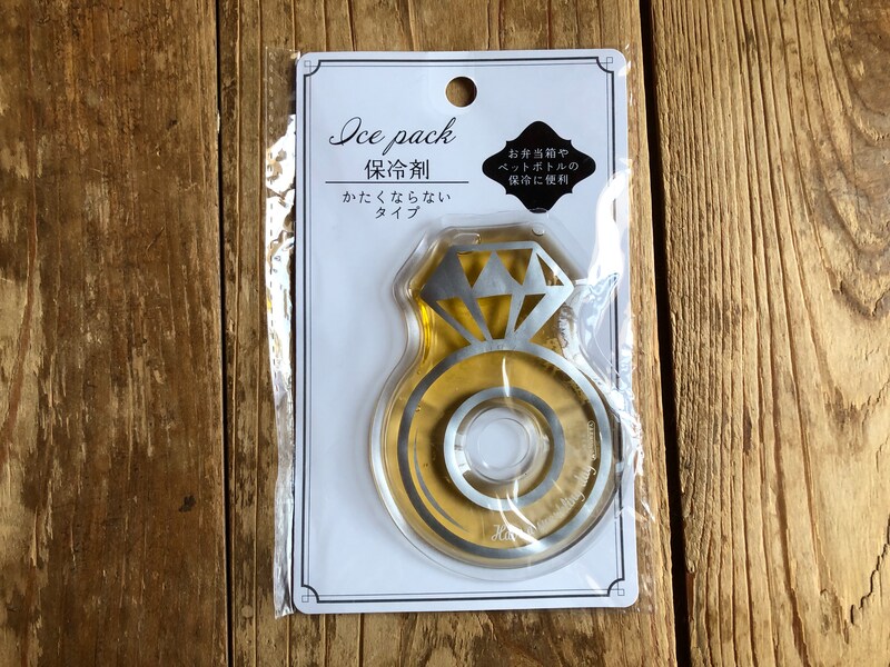 セリアの「保冷剤ダイカット1P　リング柄」