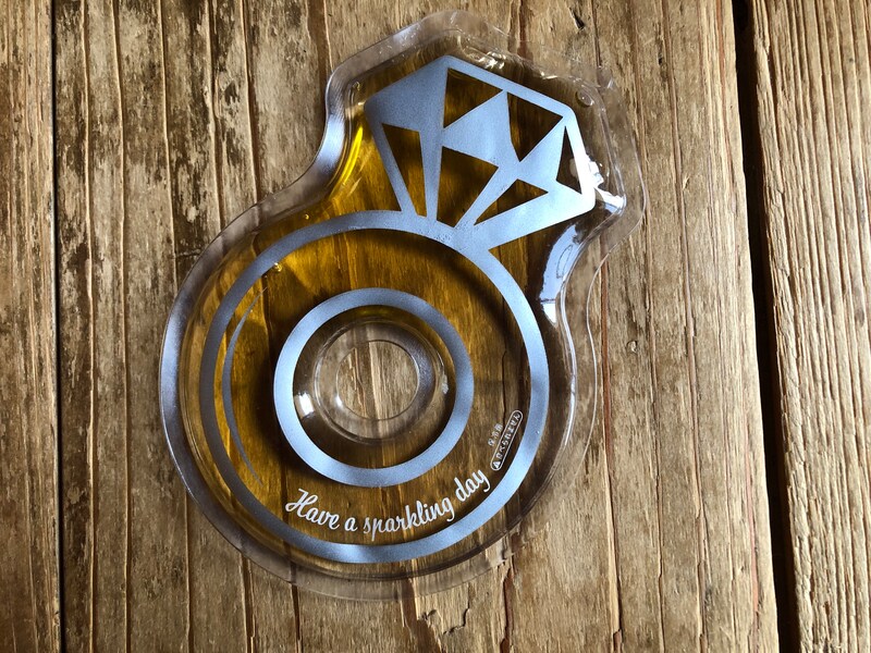 セリアの「保冷剤ダイカット1P　リング柄」はカチカチにならない