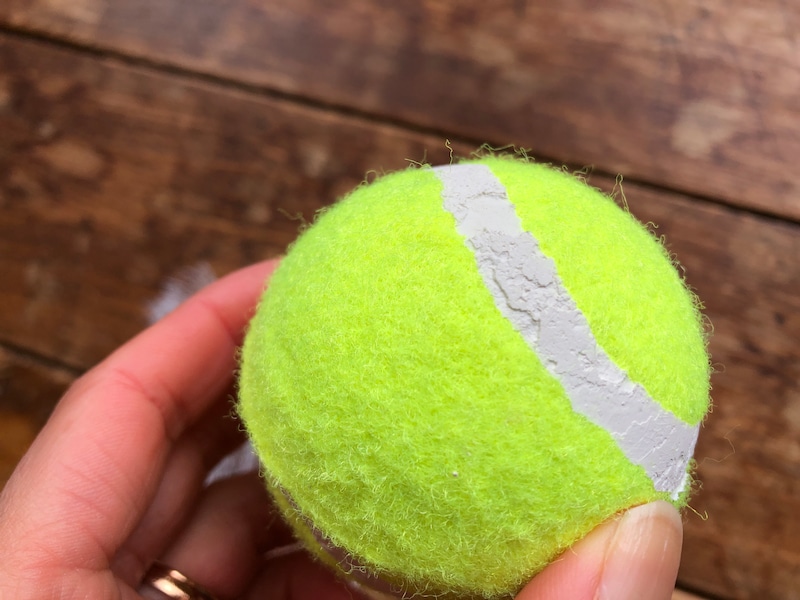 「セリアのテニスボール」は白いラインの部分が少しはみ出ている