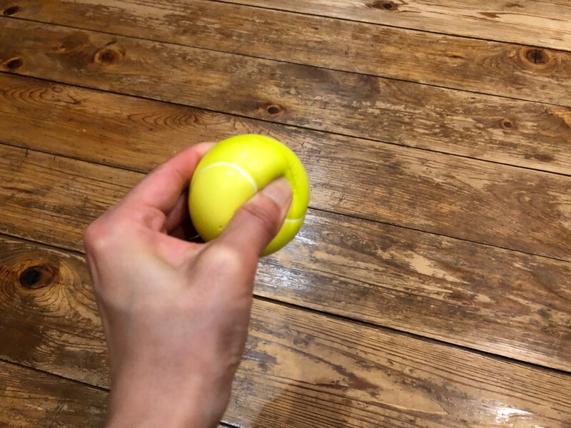 「ダイソーのぷにゅぷにゅボール　2個」のテニスボールは柔らかい素材