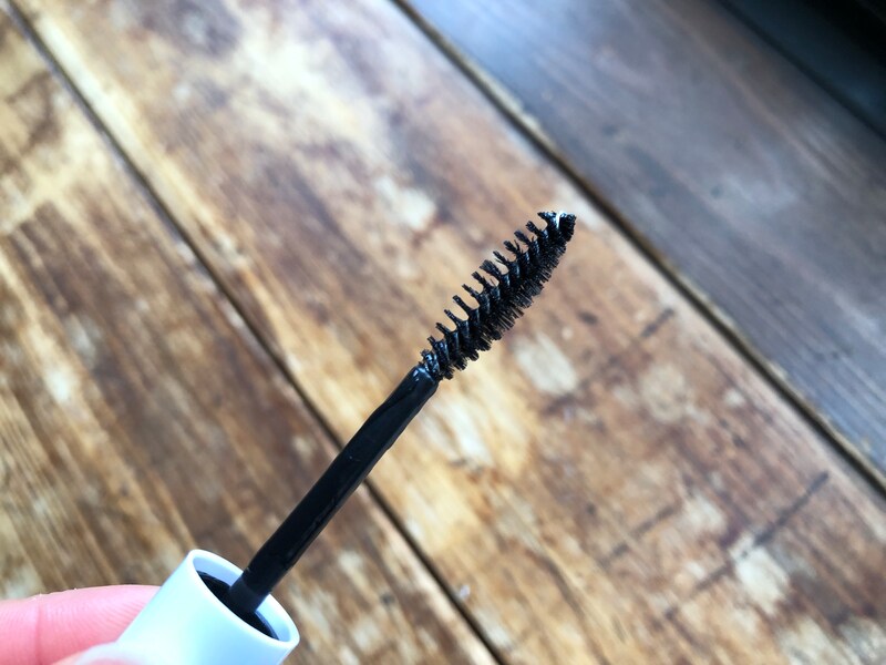 ダイソーの「アイデイト　前髪キープブラシ」は小さめのマスカラのような形
