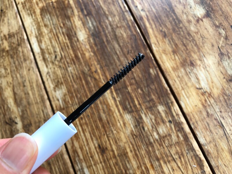 ダイソーの「アイデイト　ウェットヘアブラシ」のブラシは細めタイプ