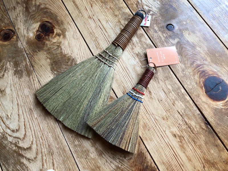 セリアの「ミニナチュラルほうき」は「ナチュラルホーキ 小」と雰囲気が似ている