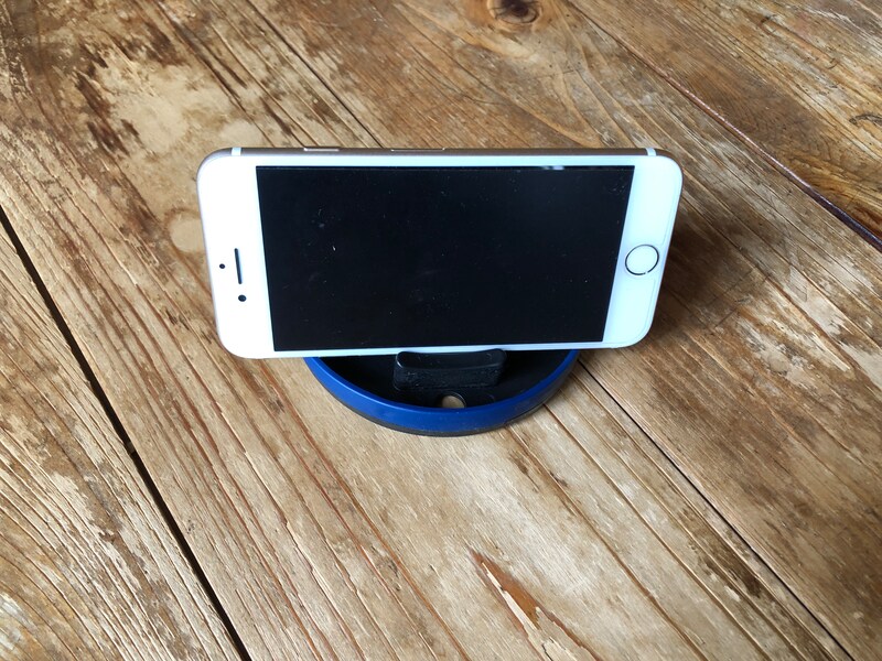 キャンドゥの「音が広がるスマホスタンド&スピーカー」はスマホスタンドとしても使える