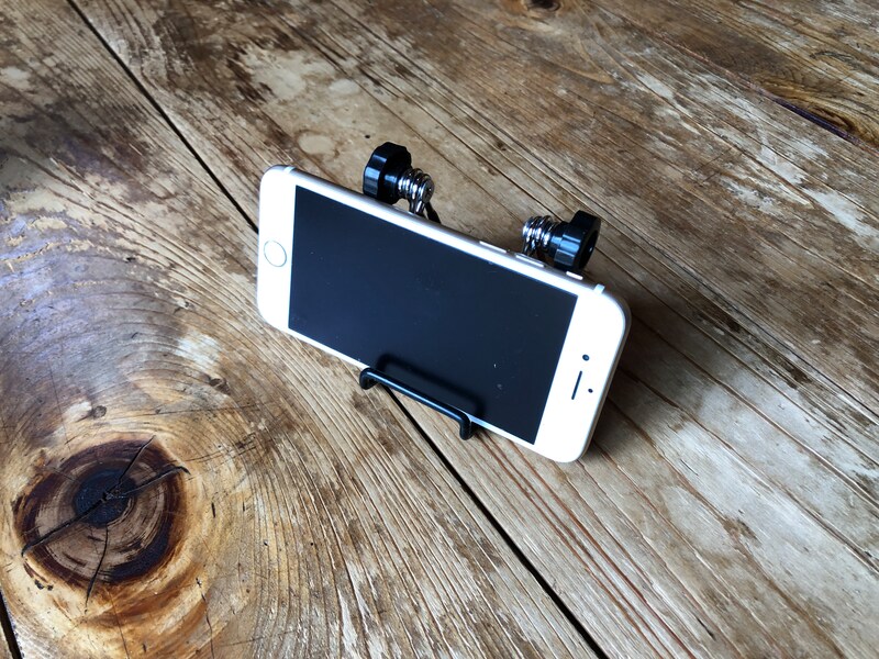 キャンドゥの「折りたためるスマートフォンスタンド」はスマホが縦でも横でも問題なし