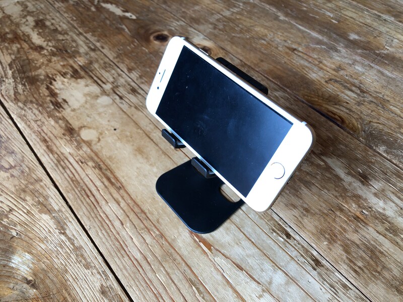 キャンドゥの「折りたたみスマートフォンスタンド」はスマホを浮かせて使う