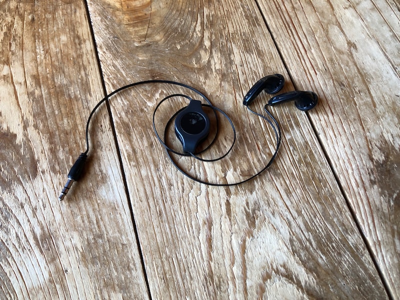 コードを両方に引くことで長さの調整が可能