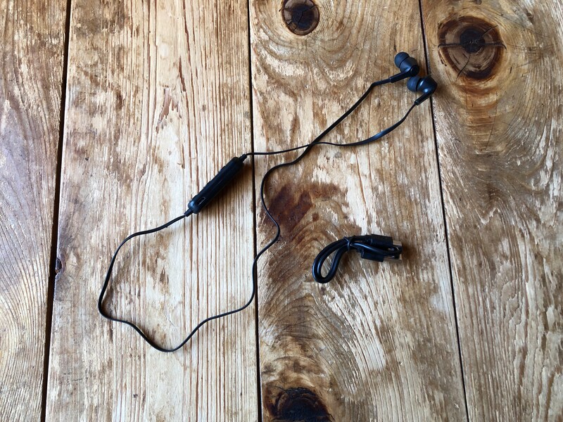 キャンドゥの「Bluetooth ワイヤレスイヤホン」のイヤホンは左右がつながっている