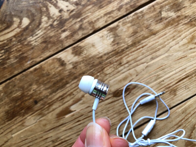 メタリックな印象のイヤホン