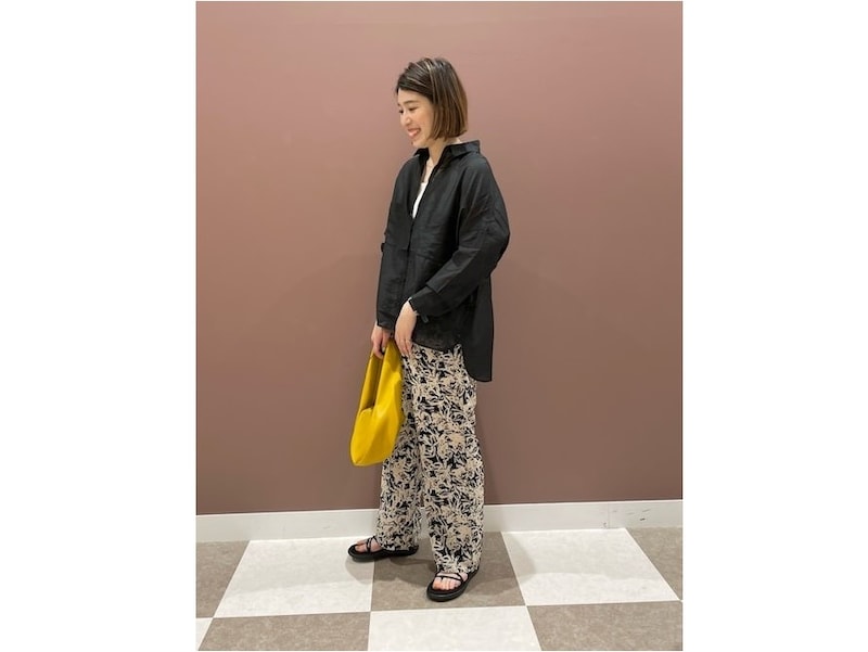 【OKコーデ】細かな柄が入り、さらにポリエステル100%素材のアイテムは梅雨どきも取り入れやすい　出典：
