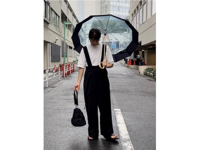 【OKコーデ】濡れても目立たない黒や白のモノトーンコーデなら安心　出典：WEAR