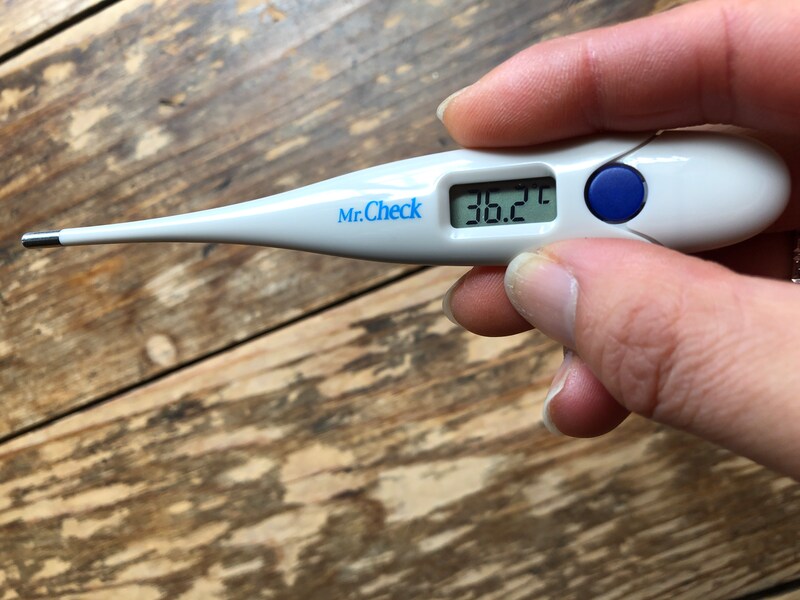 ダイソーで買えるケース付きの「電子体温計」で測ってみると36.2度