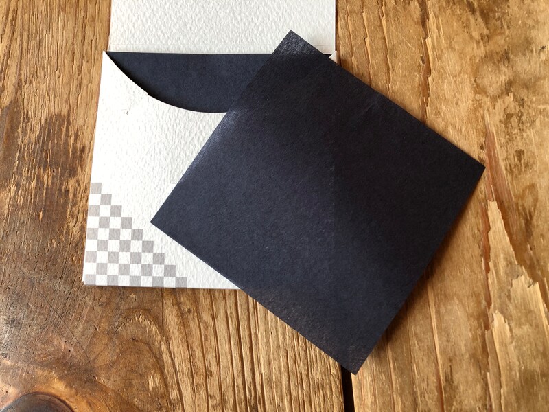 ダイソーの「あぶらとり紙　炭」は黒い紙