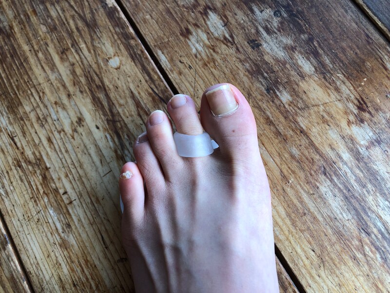 キャンドゥの「足裏保護パッド」のループを人差し指に通す