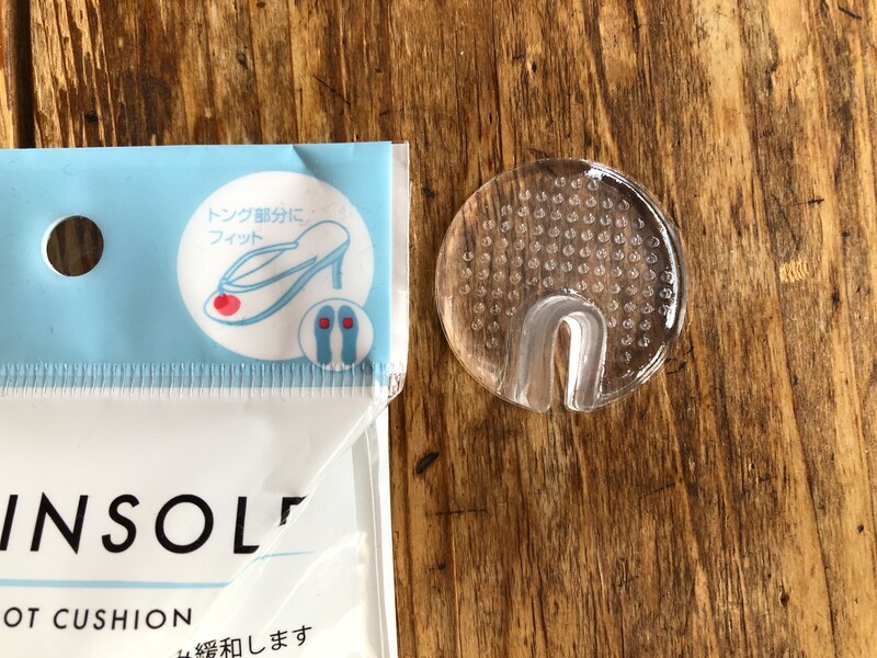 セリアの「サンダルパッド」はサンダルのトング部分につける
