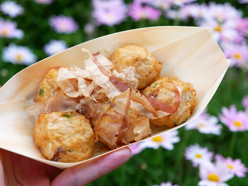 その場ですぐに食べられる、たこ焼き風の「はま焼（税込280円）」がおすすめ