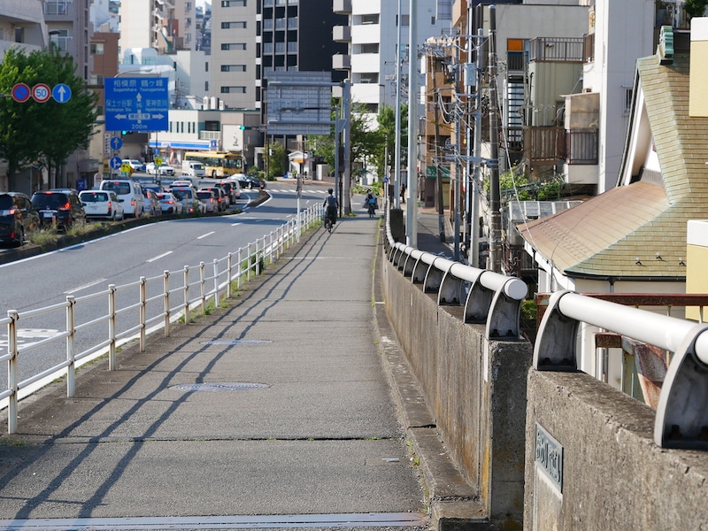 第1話の事件現場となった国道16号の尾張屋橋