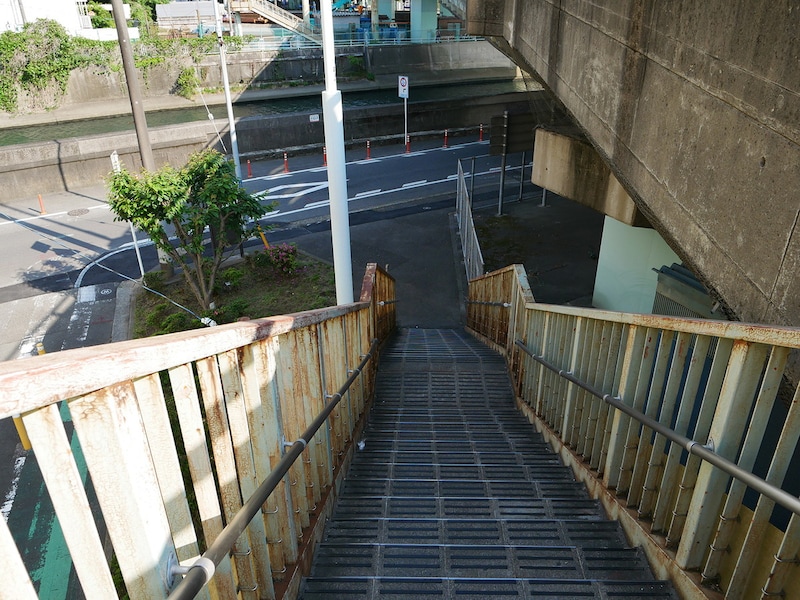 流血した勝山に驚いて林田が逃げ出した階段