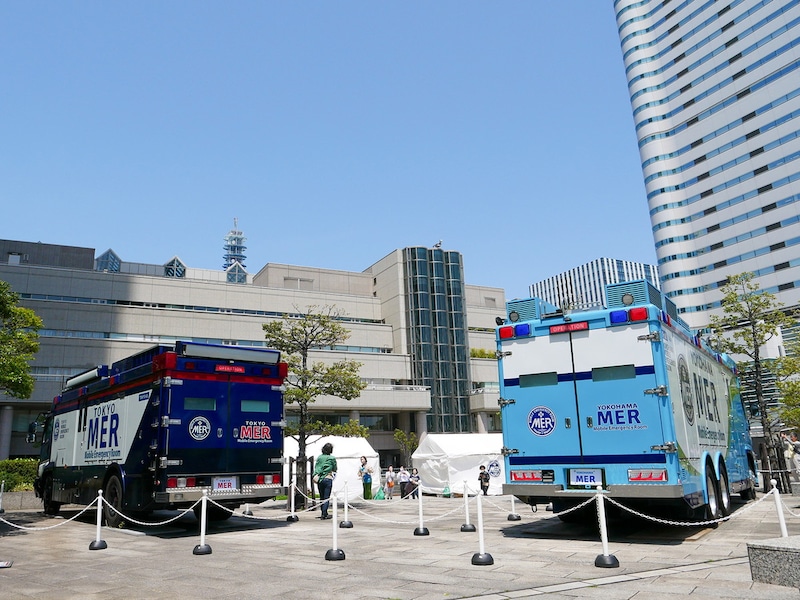 劇場版『TOKYO MER～走る緊急救命室～』の舞台となった横浜ランドマークタワー周辺。画像はドックヤードガーデン横にイベント展示されたERカー（展示は終了しています）