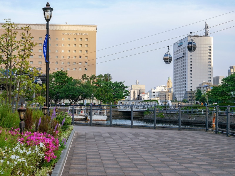 青木と井田が「恋人つなぎ」で手を繋いで歩いた（第9話）のは運河パーク（アニヴェルセル カフェ みなとみらい横浜 前の歩道）