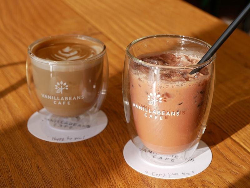 青木は「バニラビーンズショコラッテ（税込715円）」（写真右）、井田は「カフェラテ ホット（税込660円）」（写真左）を飲んだと思われます