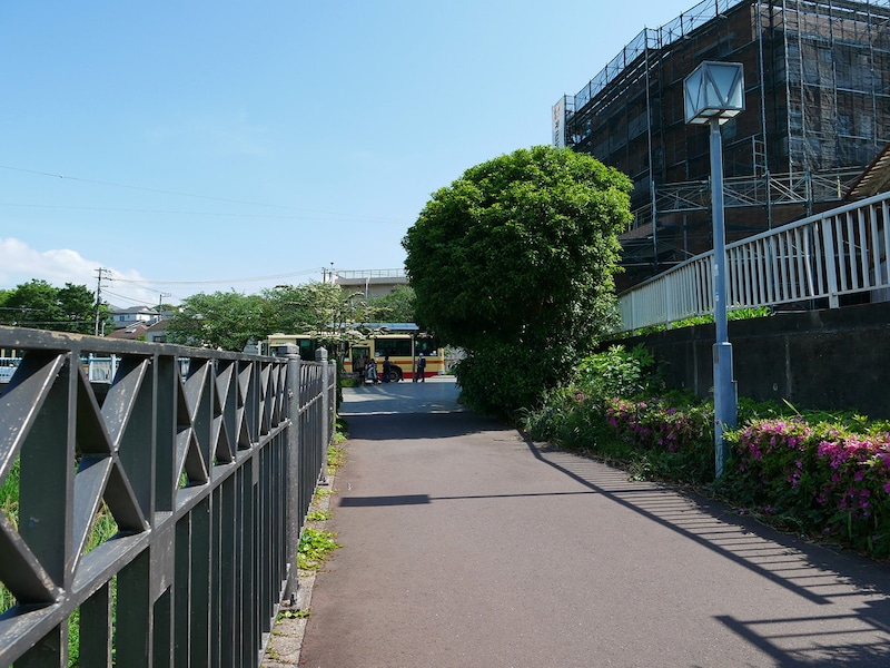 第2話で青木と井田が歩いていた「いたち川遊歩道」（横浜市栄区）