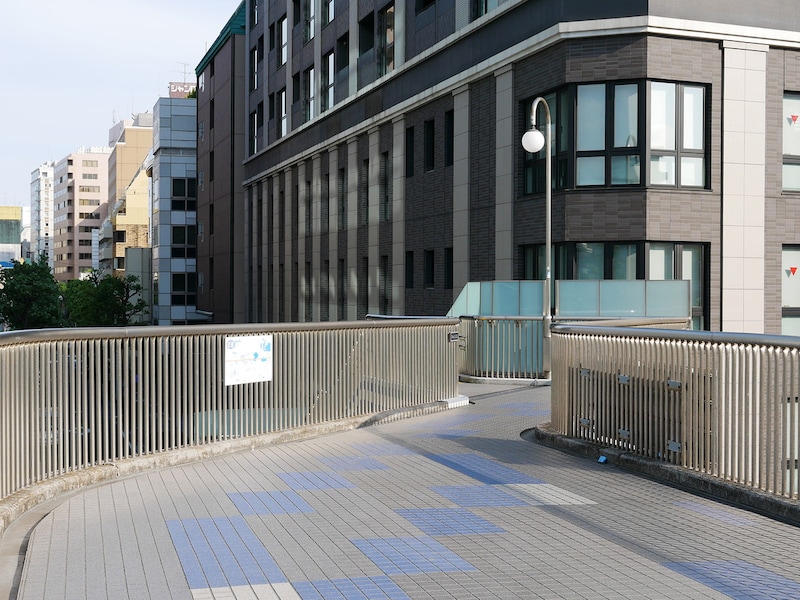 第8話で青木と井田がカイロ越しに手を交わしたシーンの舞台となった歩道橋（住吉橋）