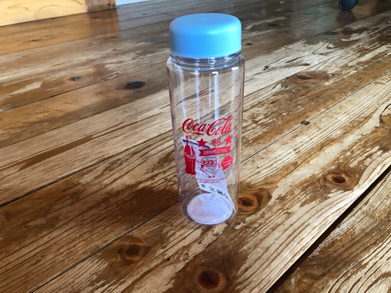 100均の人気アイテム「ドリンクボトル」にコカ・コーラデザインが！