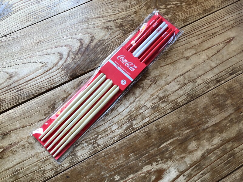 コカ・コーラのマーク入りの「菜箸」
